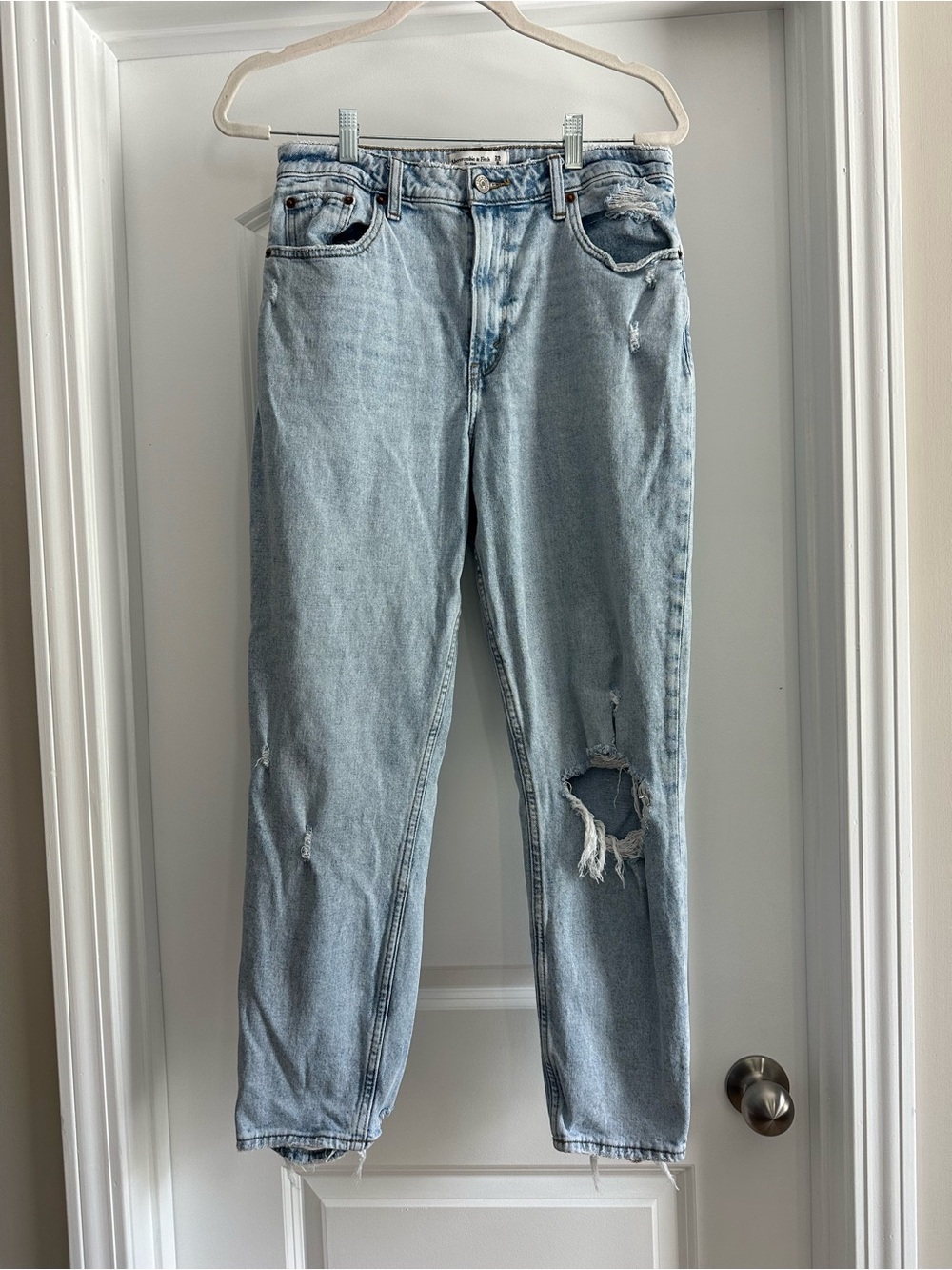Abercrombie ripped mom jeans size 29 tall
